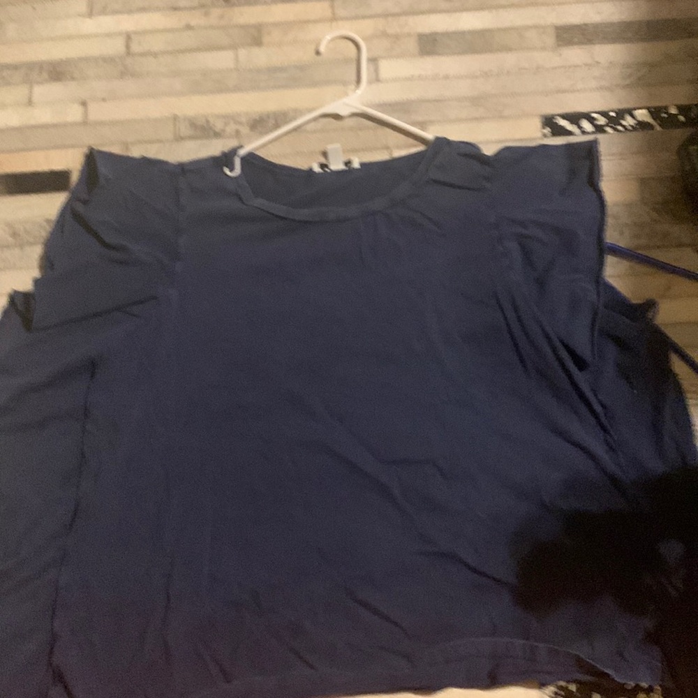 Super cute ruffled sleeves navy blue blouse. Selling bc to big and not my color